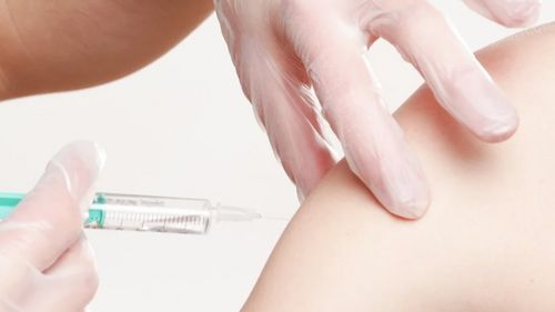 Italie : il tente de se faire vacciner sur un faux bras en silicone !